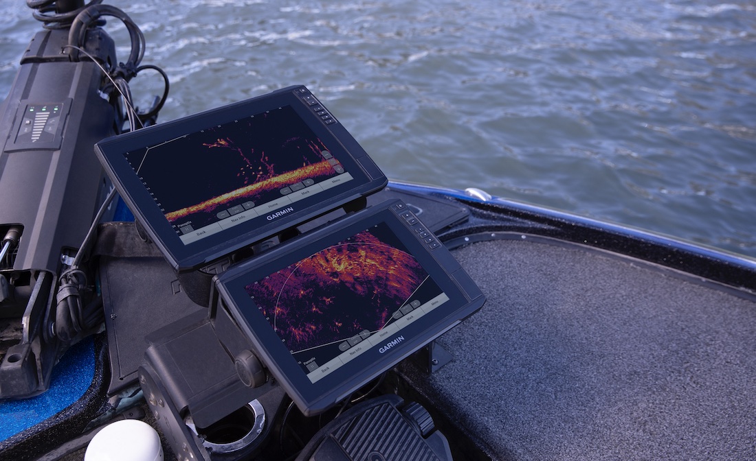 Garmin-Pressebild mit zwei LiveScope-Anzeigen am Bug eines Angelboots