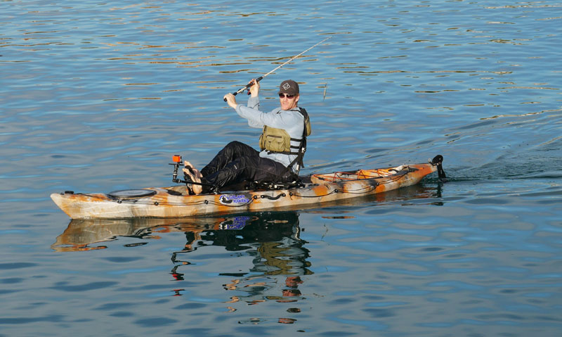 Zwei Angler fahren mit ihren Angelkajaks auf einem See