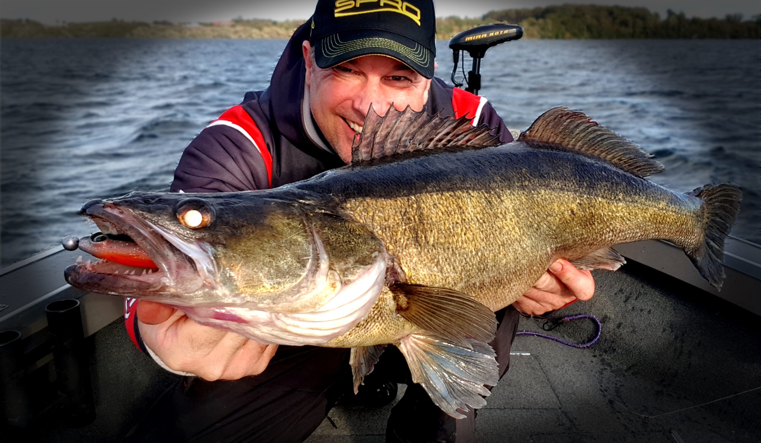 Jan Pusch mit einem dicken Zander im Schweriner See. Man erkennt gut die licht-reflektierende Netzhaut. Er ist deshalb ein nacht- und dämmerungsaktiver Raubfisch. (Angelschule Nord)